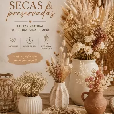 Arranjos de flores secas em vasos cerâmicos sobre mesa de madeira com decoração natural