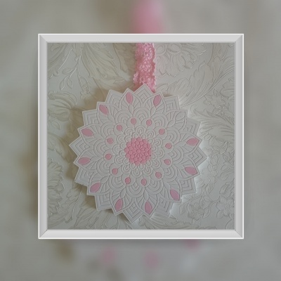 Mandala decorativa em tecido branco e rosa com padrão floral