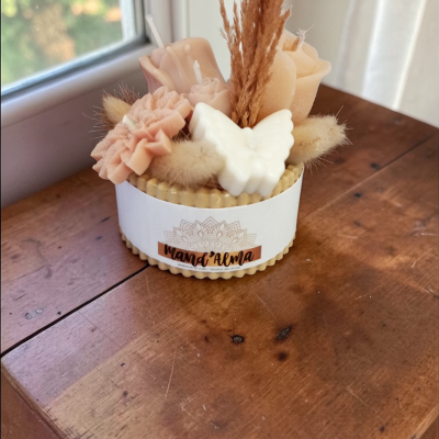 Conjunto decorativo de velas em forma de flores e borboleta com base dourada e etiqueta MandAlma