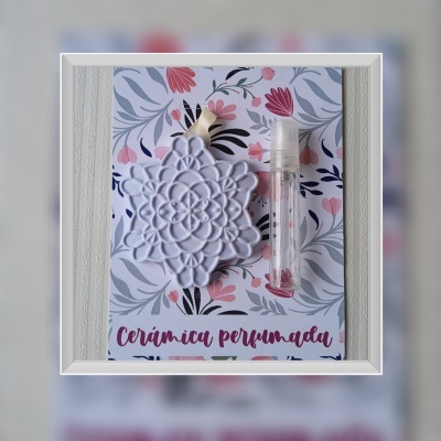 Conjunto cerâmica perfumada com ornamento branco em forma de mandala e frasco de spray com pétalas