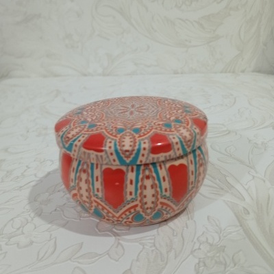 Caixa redonda decorativa colorida em cerâmica com padrão detalhado