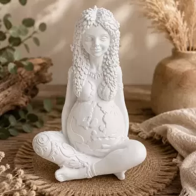 Estátua decorativa branca de mulher sentada com detalhes florais e cabelo texturizado