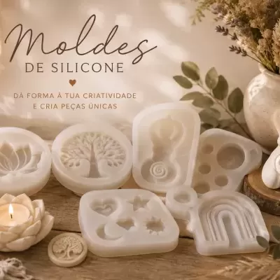 Moldes de silicone branco com vários desenhos sobre uma mesa de madeira decorada