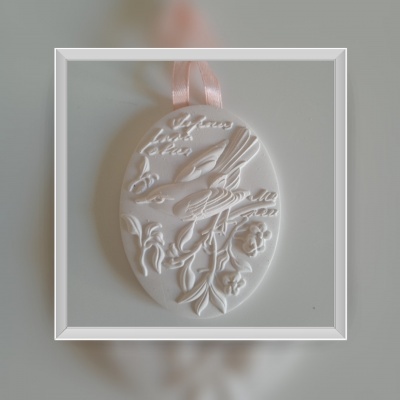 Prenda decorativa oval branca com passarinho e flores em relevo