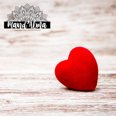 História do Dia de São Valentim Coração vermelho aveludado sobre superfície de madeira com logótipo Mand'Alma