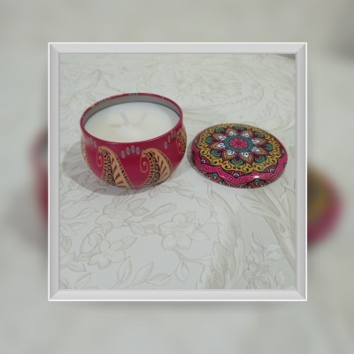 vela em lata metálica decorada com tampa colorida em padrão floral