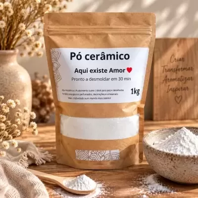 Saco de pó cerâmico branco em embalagem de papel castanho numa mesa de madeira com flores secas e tigela com pó branco