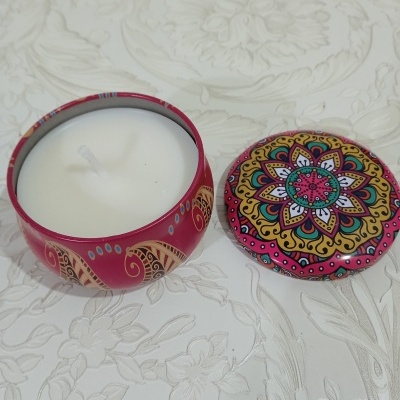 Vela branca em pote metálico decorado com tampa mandala colorida