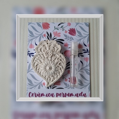 Cerâmica perfumada com frasco transparente sobre fundo floral
