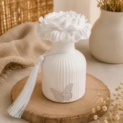 Frasco decorativo branco com tampa em forma de flor e base de madeira