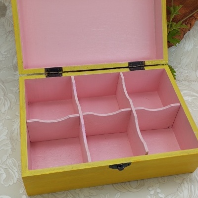 Caixa organizadora amarela e rosa com seis compartimentos