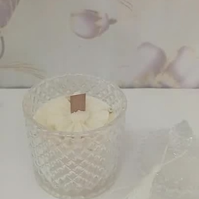 Vela decorativa em jarra de vidro com tampa e tassel branco