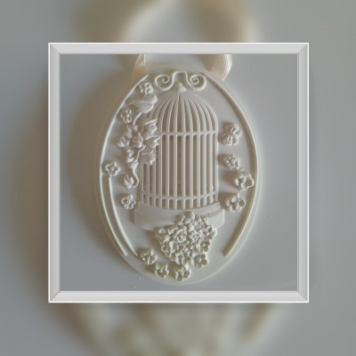 Ornamento oval branco com gaiola em relevo e flores, moldura branca