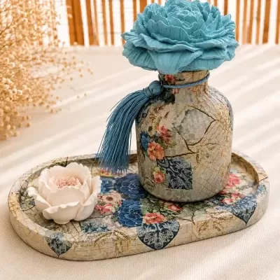 Frasco decorativo com flor azul e bandeja floral
