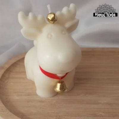 Vela em forma de rena branca com guizos dourados e laço vermelho