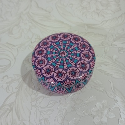 Caixa redonda decorativa com padrão mandala rosa e azul