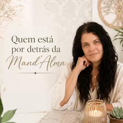 Não esperei pelas condições perfeitas: foi assim que nasceu a Mand’Alma Mulher sentada numa mesa com vela e planta, texto sobre MandAlma ao lado