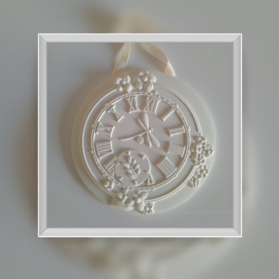 Relógio decorativo branco em relevo com flores e algarismos romanos em moldura branca