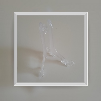 Suporte transparente de plástico para exibição em fundo branco