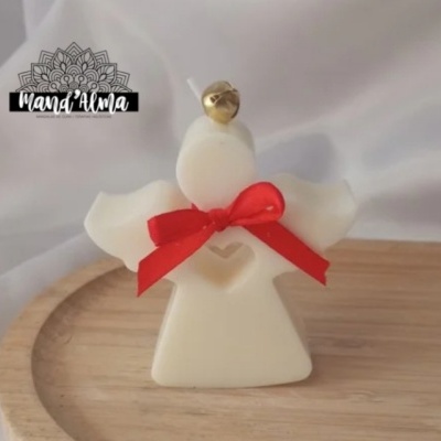 Vela anjo branca com laço vermelho e sino dourado
