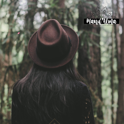 Às vezes sinto-me perdida: A capacidade de confiar Pessoa de costas com chapéu castanho numa floresta, logótipo Mami'Alma no canto superior direito