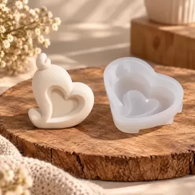Forma de silicone branca e escultura em forma de coração sobre base de madeira