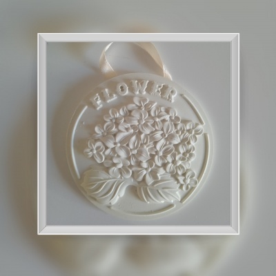 Disco decorativo branco com relevo de flores e palavra FLOWER