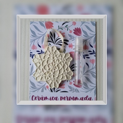 Cerâmica perfumada floral creme com frasco pequeno em cartolina decorativa