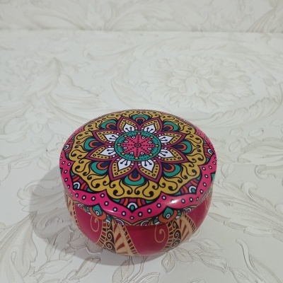 Caixa redonda metálica com padrão mandala colorido