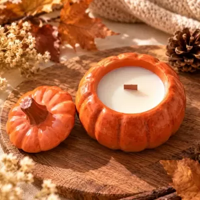 Vela decorativa em recipiente de abóbora cerâmica laranja com tampa