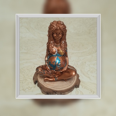 Escultura de mulher com globo azul em base de madeira rústica