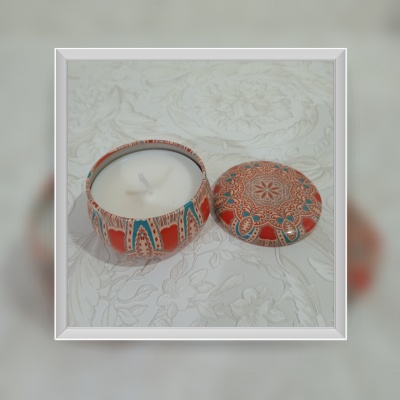 Vela perfumada em recipiente colorido com tampa decorada e toalha branca bordada