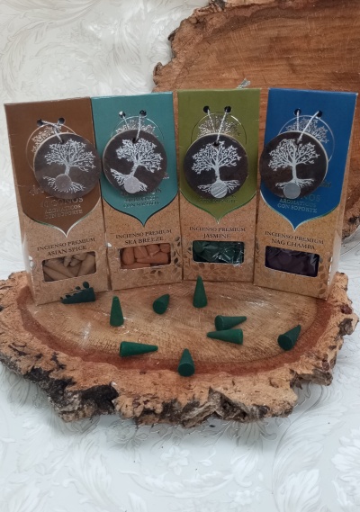 Caixas de incenso premium de cone com diferentes aromas sobre base de madeira