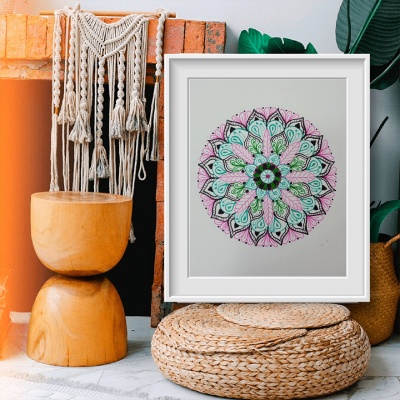 Quadro com mandala colorida em moldura branca num ambiente com móveis de madeira e elementos naturais