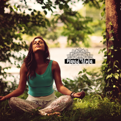 Mulher meditando ao ar livre em roupa confortável verde e branca