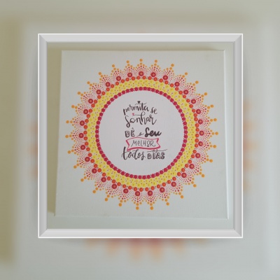 Decoração quadrada com padrão circular colorido e texto motivacional em português.