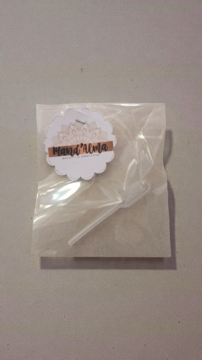 Conta-gotas de plástico transparente em embalagem plástica com etiqueta MandAlma