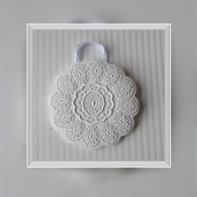 Trilho ou pega de cozinha branca com padrão floral em relevo