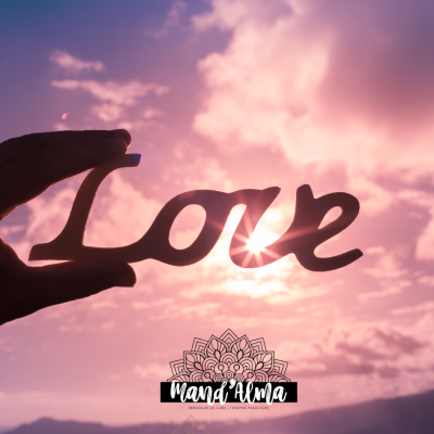 Decoração recortada com a palavra Love ao pôr do sol com céu rosa e lilás.