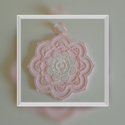 Mandala cerâmica rosa com padrão floral e fita para pendurar