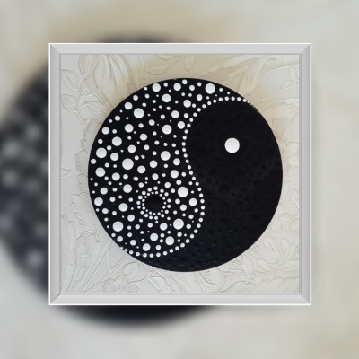 Quadro decorativo com símbolo Yin-Yang em preto e branco circular