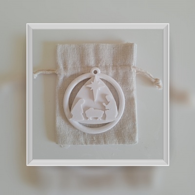 Enfeite natalício branco em saco de tecido bege