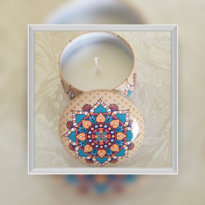 Vela perfumada em recipiente de metal com tampa mandala colorida