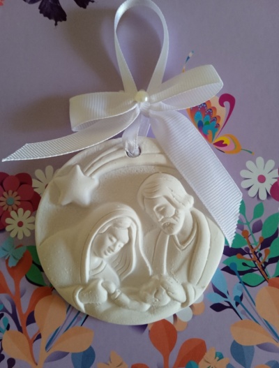 Ornamento redondo creme com relevo da Sagrada Família e laço branco