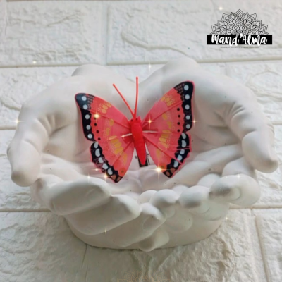 Suporte de parede branco em forma de mãos abertas com borboleta vermelha decorativa
