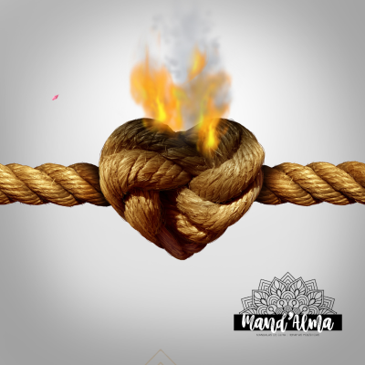 Corda castanha com nó em forma de coração em chamas