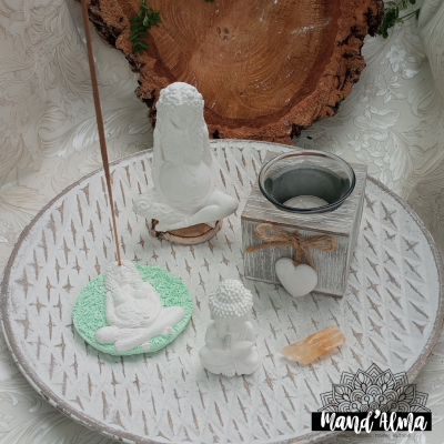 Conjunto decorativo de Buda com incenso, suporte e cristal em tabuleiro branco com padrão geométrico
