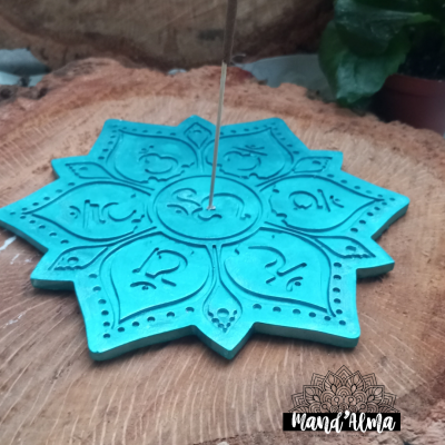 Incensário azul turquesa em madeira com desenho floral em relevo e suporte para incenso