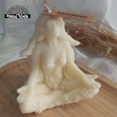 Vela artesanal creme em forma de mulher sentada com etiqueta HANDMADE