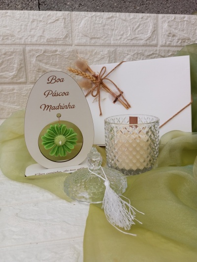 Conjunto de presente com cartão ovo, vela em copo de vidro e tampa com tassel branco